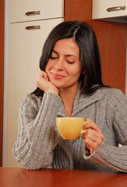 Jong Latin Vrouw Drinken Koffie Keuken — Stockfoto