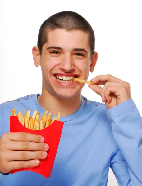 Ragazzo Che Mangia Patate Fritte Ritratto Sfondo Bianco — Foto Stock