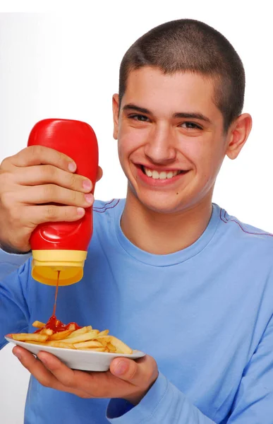Ευτυχισμένο Παιδί Ρίχνει Σάλτσα Ντομάτας Τηγανητές Πατάτες Πιάτο Πατάτες Λευκό — Φωτογραφία Αρχείου