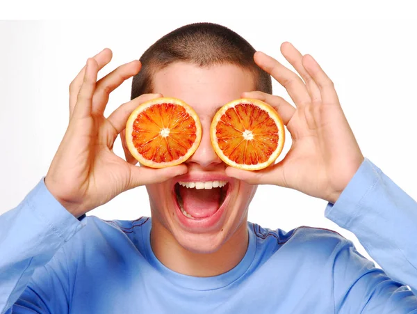 Lustiges Kind Mit Aufgeschnittener Orange Auf Augen Auf Weißem Hintergrund — Stockfoto