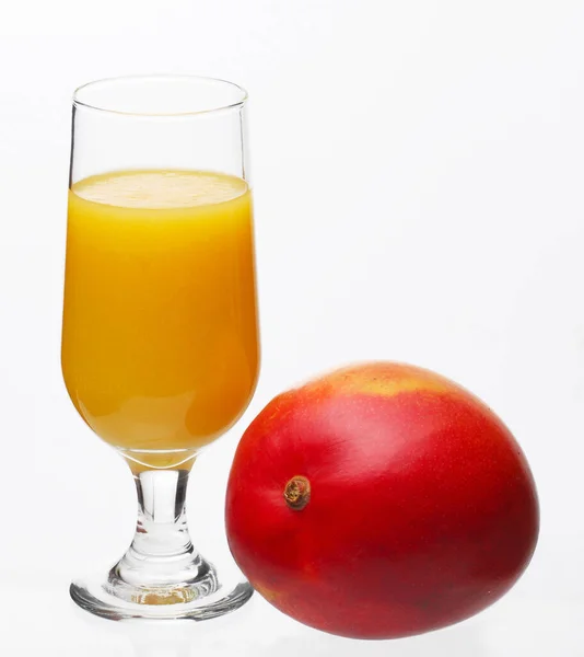芒果果汁杯和芒果果实在白色背景下分离 — 图库照片