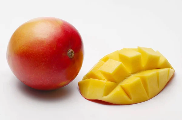 在白色背景上分离的新鲜切片芒果 — 图库照片