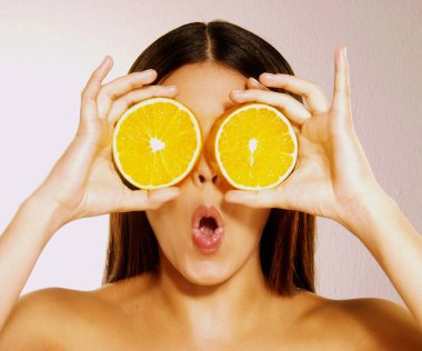 Gözlerinde portakal tutan etkileyici bir kadın..