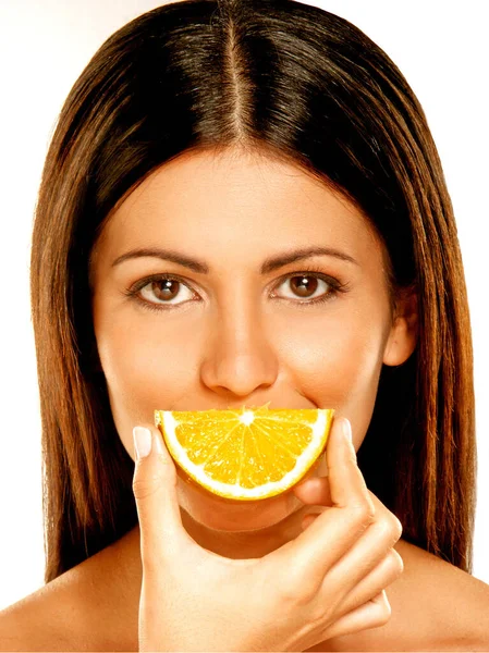 Piękna Kobieta Trzyma Pomarańczowy Ustach — Zdjęcie stockowe
