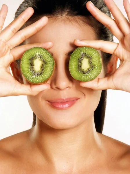 Mulher Bonita Segurando Kiwi Fatias Frutas Nos Olhos — Fotografia de Stock