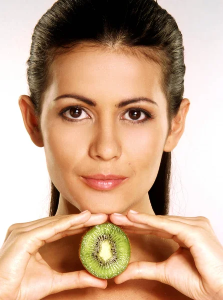 Mulher Bonita Segurando Kiwi Fresco Retrato Frutas — Fotografia de Stock