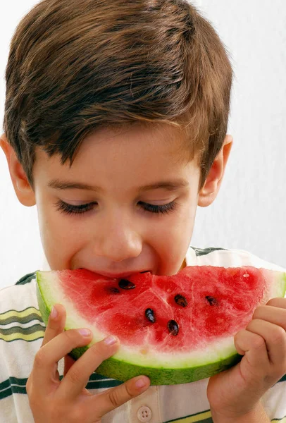 Niño Feliz Sosteniendo Comiendo Trozo Retrato Sandía Sobre Fondo Blanco — Foto de Stock