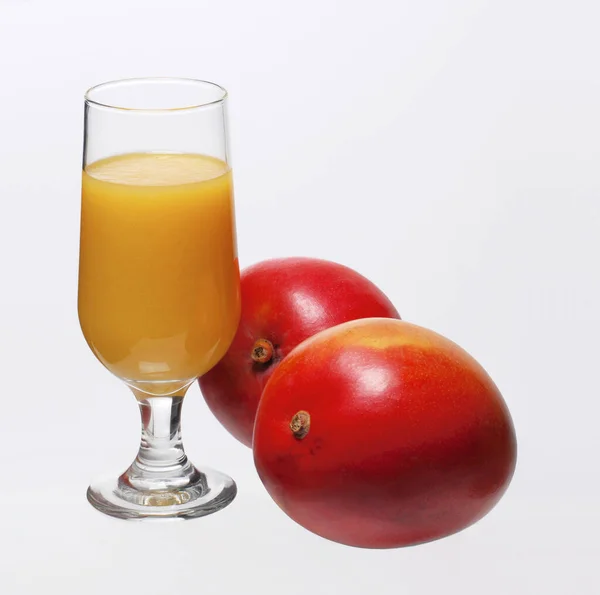 Mango Juice Glas Och Mango Frukt Isolerad Vit Bakgrund — Stockfoto