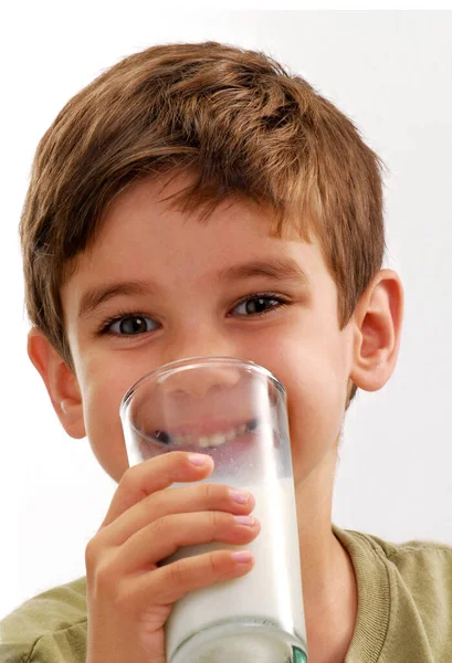 Feliz Niño Bebiendo Leche Fresca Retrato Cristal —  Fotos de Stock