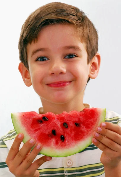 Ragazzo Felice Che Tiene Mangia Pezzo Anguria Ritratto Sfondo Bianco — Foto Stock