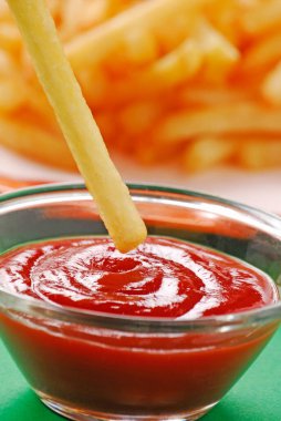 Patates arkaplanında patates kızartması ve ketçap sosu..