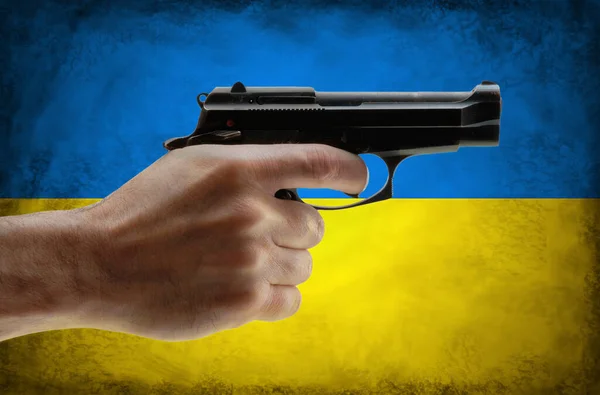 Рука Тримає Пістолет Українському Прапорі Воєнному Конфлікті — стокове фото