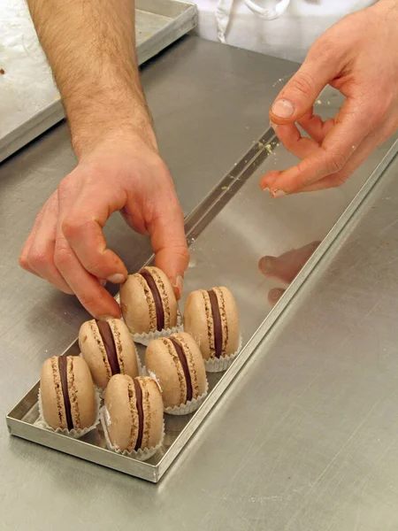Kook Hand Met Een Groep Verse Macarons Banketbakje — Stockfoto