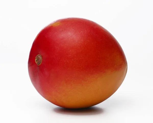 Één Mango Vruchten Geïsoleerd Witte Achtergrond — Stockfoto