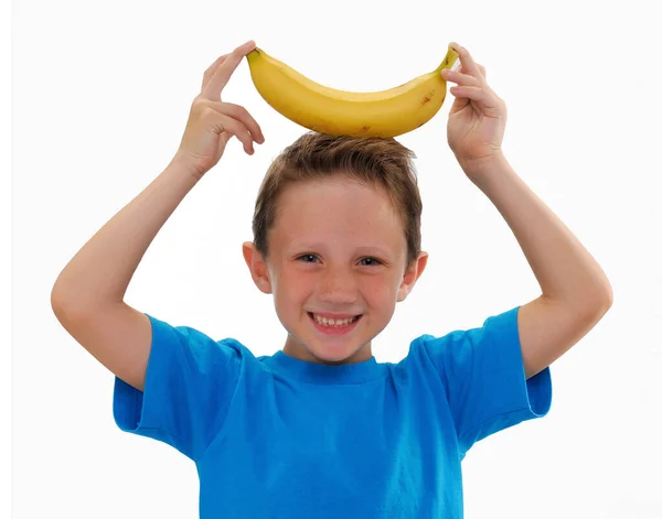Happy Kid Tenant Une Banane Sur Tête Portrait — Photo