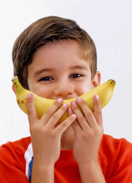 Счастливый Ребенок Держит Банановый Фрукт Портрете Рту — стоковое фото