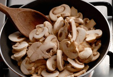 Yemek pişirme şampiyonu mantarı tencere ve ahşap kaşıkta