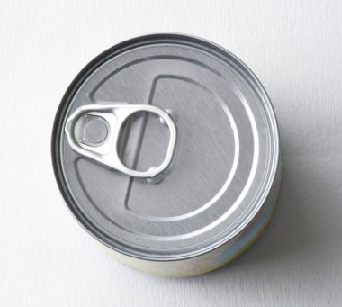 Beyaz arkaplanda kapalı kutunun üst görünümü.