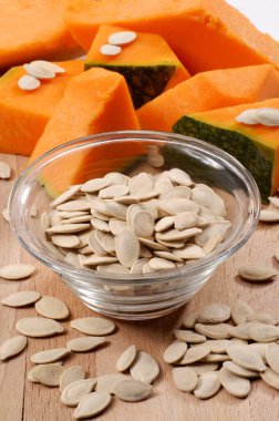 Kabak arkaplanda kızarmış balkabağı tohumu..