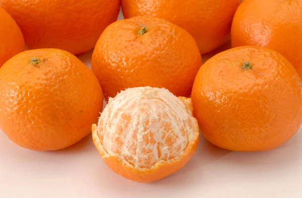 Fruta Fresca Mandarina Pelada Sobre Fondo Naranja — Foto de Stock