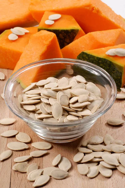 Kabak arkaplanda kızarmış balkabağı tohumu..