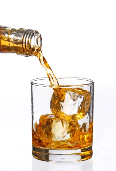 Versando Bicchiere Whisky Ghiacciato Sfondo Bianco — Foto Stock
