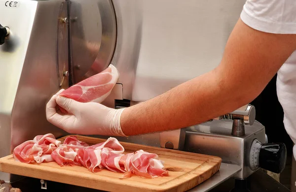 Snijden Prosciuto Ham Met Industriële Snijmachine Stockfoto