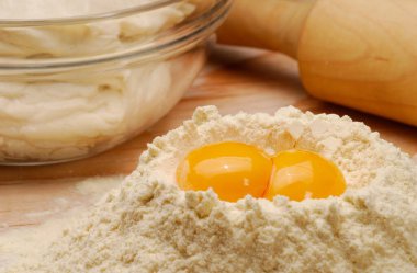 Mutfak malzemelerinin üzerine hamur unu konmuş yumurta..