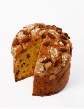 Dilimlenmiş taze panettone beyaz arka planda izole edilmiş..