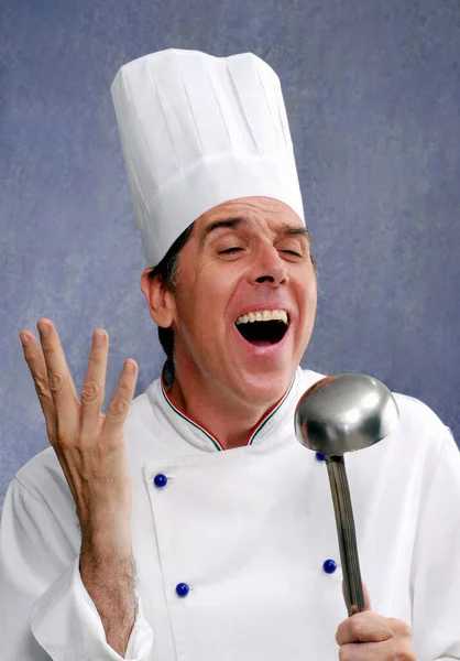 Glücklich Singender Koch Mit Einem Metallischen Löffelporträt — Stockfoto