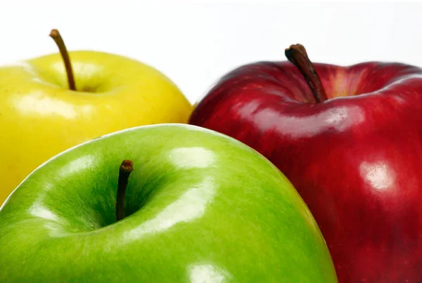 在白色背景上的三个彩色的苹果 — 图库照片