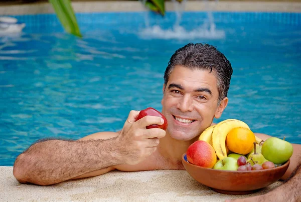 Joven Comiendo Frutas Tropicales Piscina —  Fotos de Stock