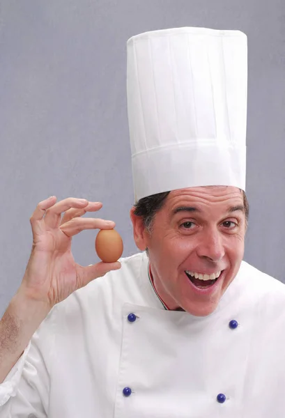 Feliz Retrato Del Chef Sosteniendo Huevo — Foto de Stock