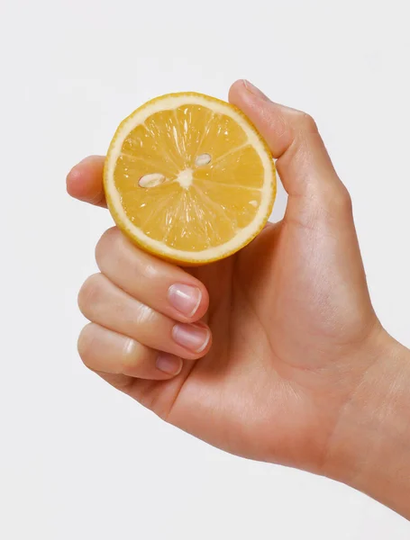 Kvinna Hand Håller Halverad Citron Vit Bakgrund — Stockfoto