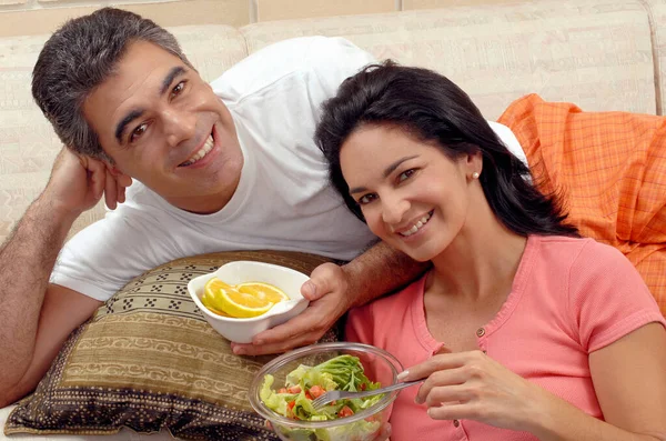 Casal Latino Comer Legumes Salada Frutas Casa — Fotografia de Stock