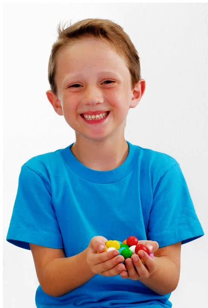 Niño Feliz Sosteniendo Caramelos Colores Sobre Fondo Blanco —  Fotos de Stock