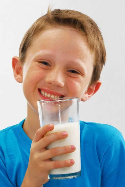 Feliz Niño Bebiendo Vaso Leche Retrato —  Fotos de Stock