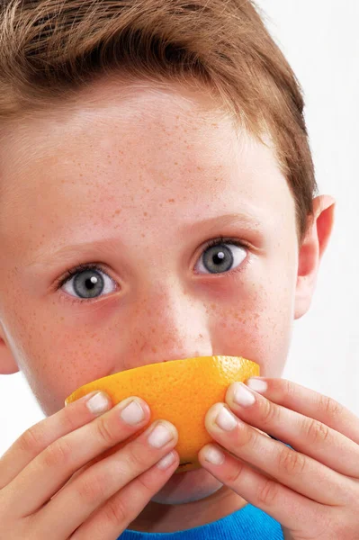 Hermoso Niño Comiendo Fruta Naranja Rodajas — Foto de Stock