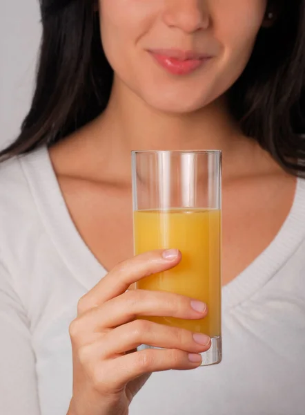 Jonge Vrouw Met Een Sinaasappelsap Glas — Stockfoto