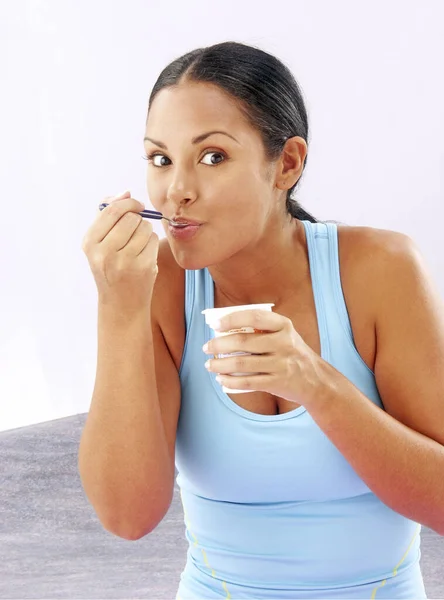 Glückliche Lateinamerikanische Frau Isst Nach Dem Sport Naturjoghurt — Stockfoto