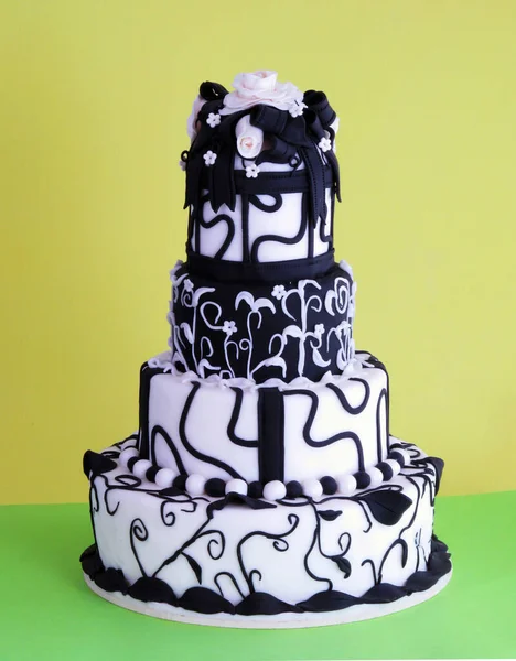 Halloween Cream Dark Chocolate Wedding Cake — ストック写真