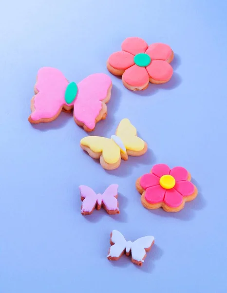 Flowers Butterfly Party Cookies Blue Background — Zdjęcie stockowe