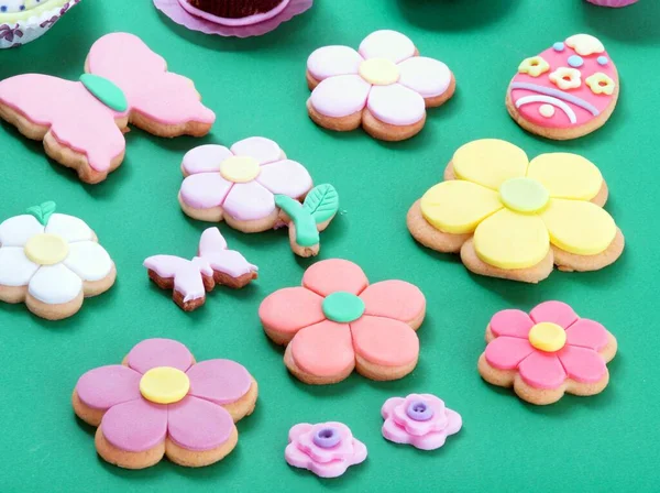 Солодкі Квіти Великодні Вечірки Печиво Зеленому Фоні — стокове фото
