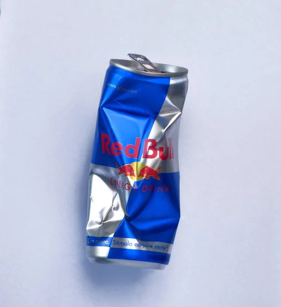 Milano Italy August 2022 Wrinkled Red Bull Energy Drink Aluminium Φωτογραφία Αρχείου