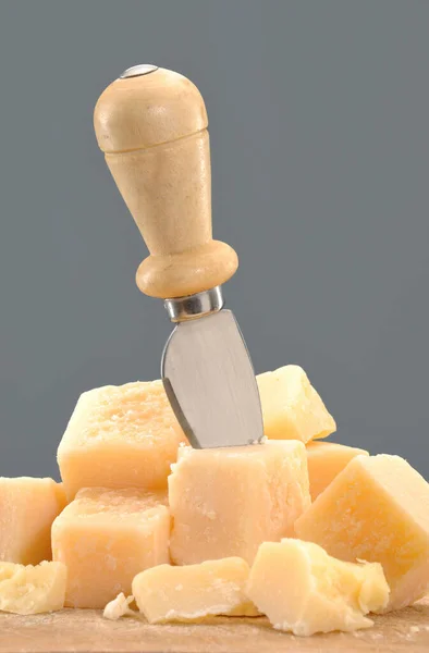 Parmesan Käse Stapelt Stücke Und Messer — Stockfoto