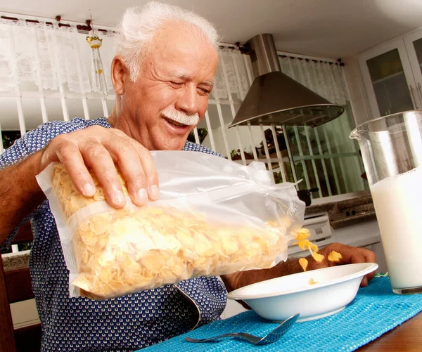 Grand Père Manger Des Flocons Céréales Dans Cuisine — Photo