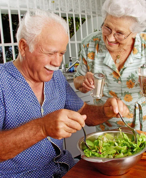 キッチンで祖父母の調味料レタスサラダ — ストック写真