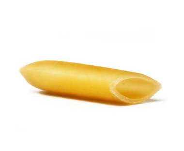 Beyaz arkaplanda tek pişmemiş makarna.