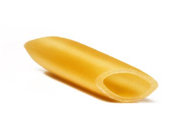 Beyaz arkaplanda tek pişmemiş makarna.