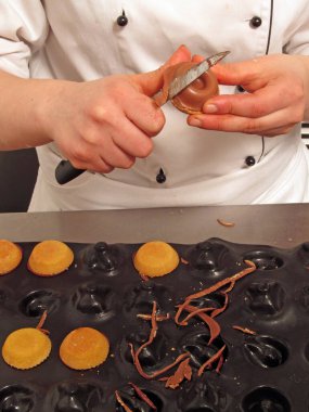 Pasta şefi tatlı hazırlıyor.